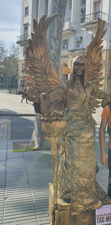 פסלי אדם בשדרת הרמבלה בברצלונה צילום עמיעד טאוב
